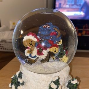Boyd’s Bears musical snow globe